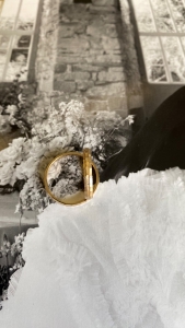 Trauring mit Struktur und rundum Brillanten